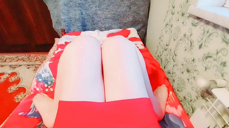 Kitty_Cross: Doce femboy segurando cesto de flores frescas