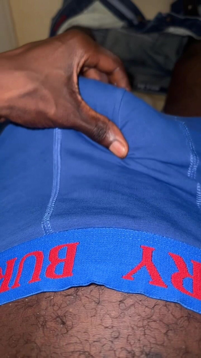 Slimniqqa: Une grosse noire se branle dans les toilettes du centre...