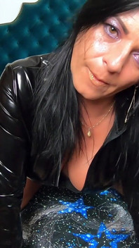 Vestido de pvc com tesão solo Botas brancas de stiletto, tapas na buceta e passeio de vibrador