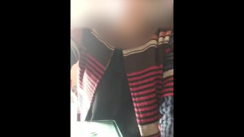 Parihema: Siya lagi pamer pantat dan memeknya yang berbulu sampai lubangnya...