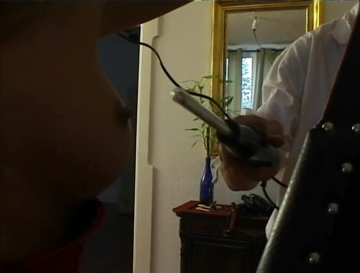 Absolute BDSM films - The original: Blonde babe vernederende bondage zweepslagen