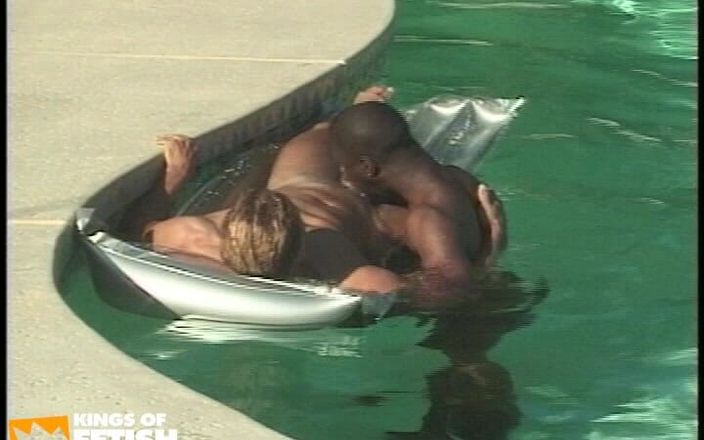 Gay Diaries: Black Twink bị một người đàn ông da trắng đụ đít với con cu...