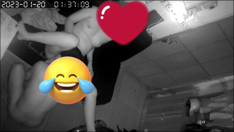 Publicphuongly: Cuplu căsătorit care face dragoste pe canapea - moment intim surprins...