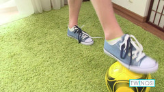 Twin Qs: Fofa atleta angel acaricia sua carne para gozar na bola...