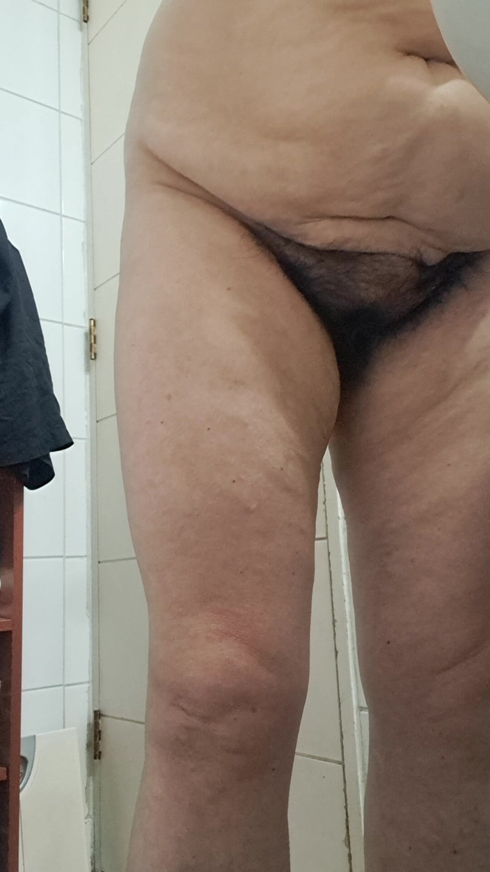 Mommy big hairy pussy: Mogen, hårig, stor MILF fitta från sidan