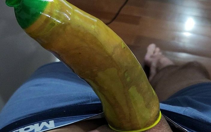 Lk dick: Masturbándose con condón brasileño