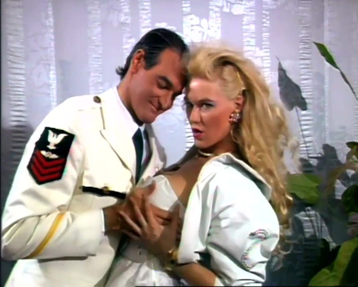 Vintage Climax: Si blonde matang dalam kasut tumit tinggi dibajak mendalam
