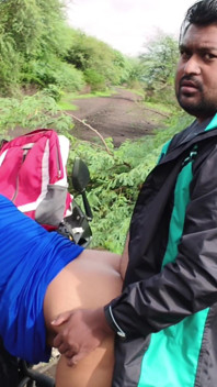 Indiancă desi Marathi Kavita Bhabhi (Vahini) Futai în aer liber în junglă în stil pe la spate cu rochie sexy albastră și muie murdară