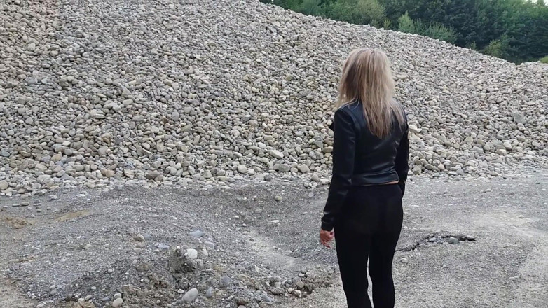 martinawest: A vovó anda por aí numa canteira de cascalho de...
