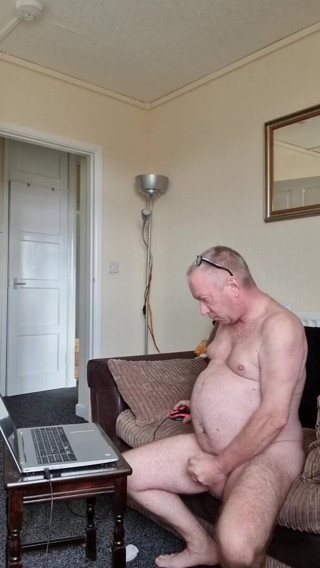 Robert Ellis porn: Macho masturbándose hasta que la carga disparos