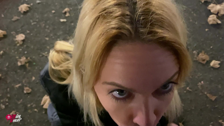 Miley Weasel: Linda perra rubia controlada a distancia en público !!