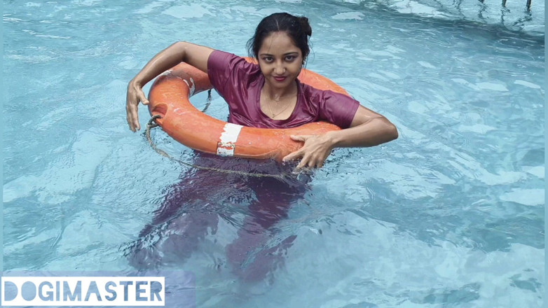 Dogimaster: Fata indiancă desi se bucură în Hilton Goa Resort- Dogimaster