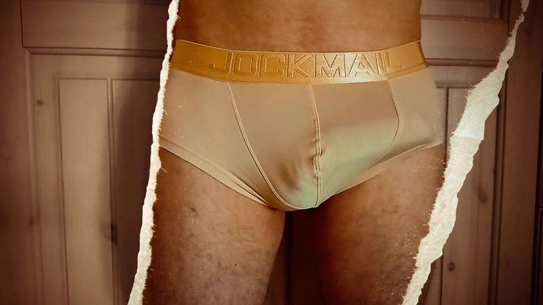 TheOldBigThing: 公共の場での禁止された接触。ライクラパンツの中に荷物を降ろすと、彼の道具がズキズキしている。