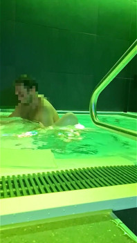 Un Fan Di 18 Anni Mi Ha Visto Nella Spa Pubblica E Mi Ha Riempito Nella Vasca Idromassaggio
