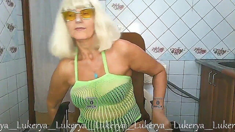 Lukerya: Zralá minx, pračka a striptýz