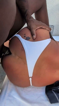 Sissy Blanca Follando Muy Fuerte En El Jardín Por Una Polla Grande De La BBC