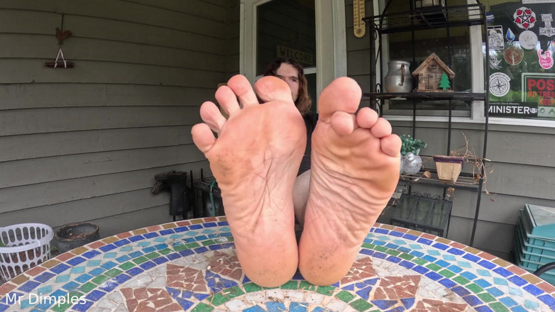 Mr Dimples: Je montre mes chaussettes et mes pieds sales