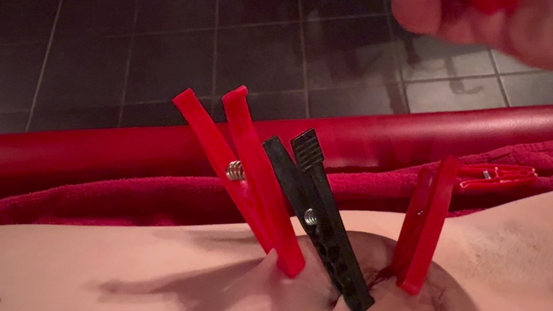 Elena917: 捆绑SM房间 - 在伸展架上与衣夹