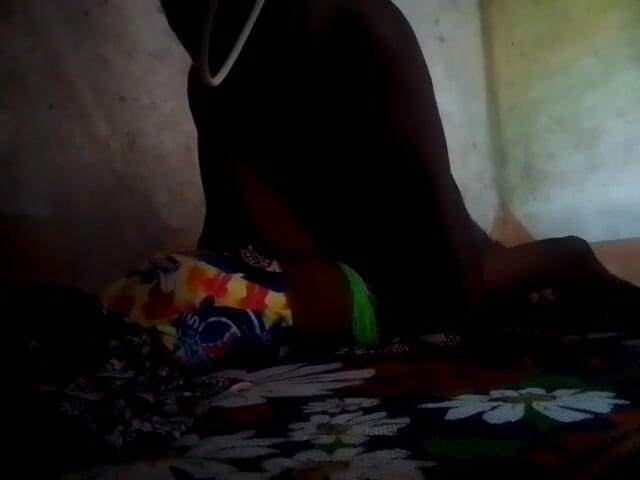 Sex tatie dessi: Due abitanti del villaggio si bagnano di notte