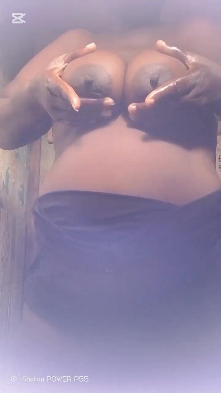 Londiq girls: 我的继母在我观看时向我展示她的胸部