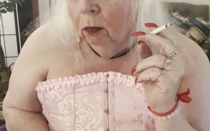Constance: Kencing dengan gaun merah muda dan merokok