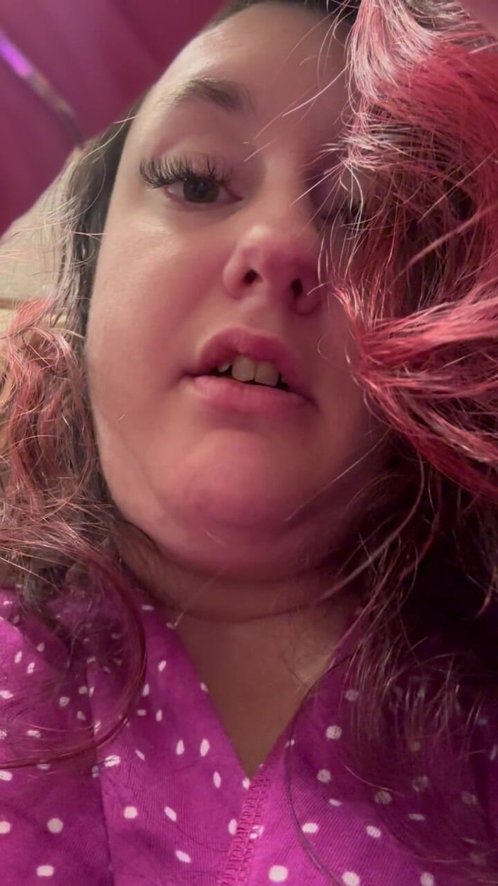 BellaBlast: Cherry Bomb Giantess пукає домінуванням