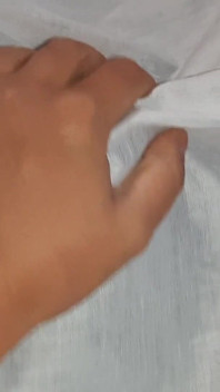 Teman sekamar kami yang pemalu membangunkan kami dengan jilat memek, kejutan threesome
