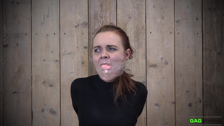 Gag Attack: Roxy - fita de PVC amordaçada