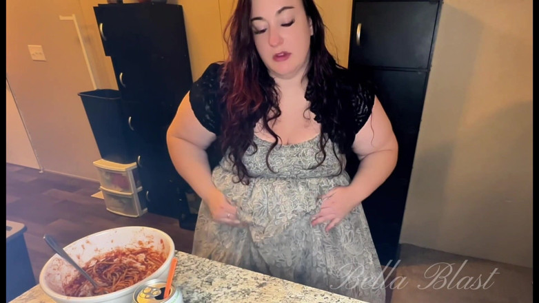 BellaBlast: BBW rülpst und nasse furze nach Nudel binge echte bauchreaktionen...