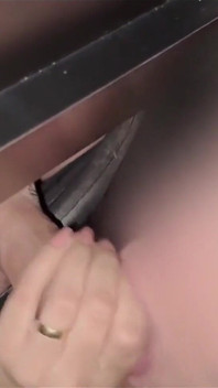 Thổi kèn cho người lạ tại gloryhole hôm nay trước mặt tame cuckold