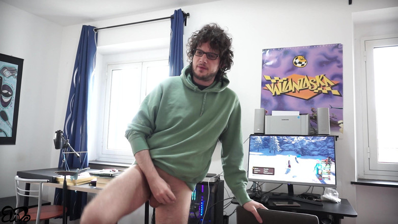 Fucktotum: Šťastný den nerdy guy: přítelkyně jeho přítele je skutečná děvka...