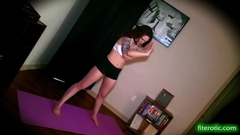 David Mack Video: Yoga-schätzchen masturbiert