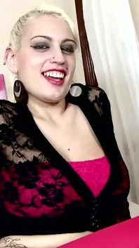 Loira gostosa chupa pau grande!