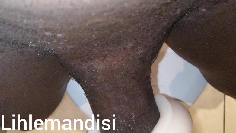 Lihlemandisi: Zakar hitam besar vs dildo putih panjang