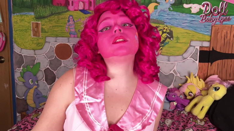 DollBabyLynn: Pinkie ile geğirme ve şarkı söyleme