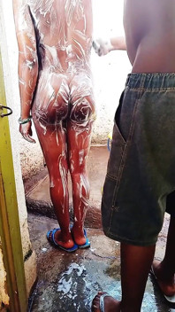 La mia ragazza incinta fa il bagno all'aperto in un ambiente sporco