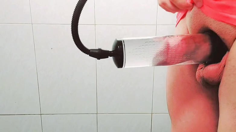 Kitty_Cross: Nádherná trans kráska si čistí vlasy v kulatém zrcadle