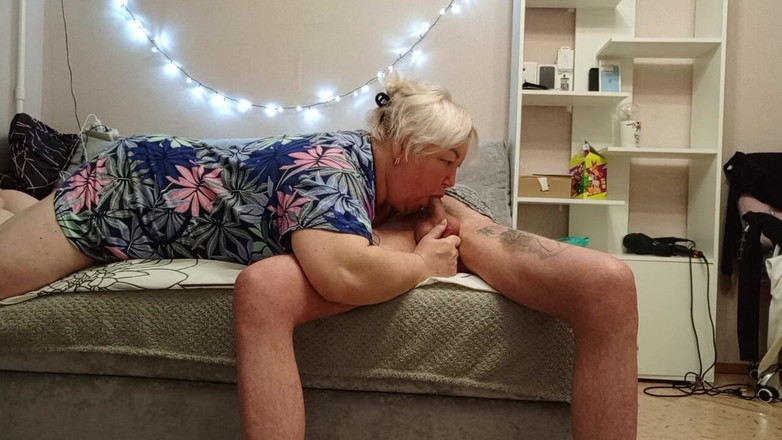 Zona901: La vicina ingoia sperma dopo un pompino profondo