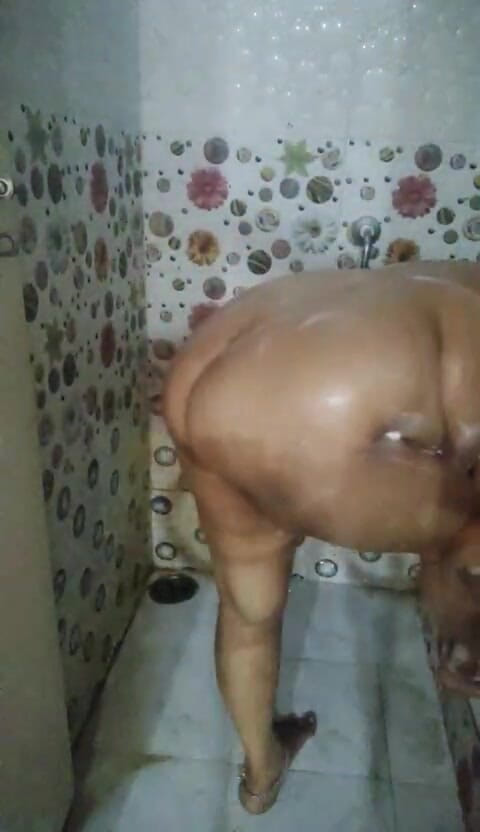 Telugu-fuckers: Desi Hot Bigboobs puffiga bröstvårtor Moster naken badshow för styvbror...
