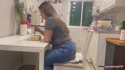 Your fantasy studio: Nestydaté prdění při jídle 2