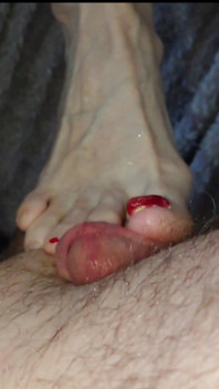 Keseronokan kaki bogel pada zakar kecil