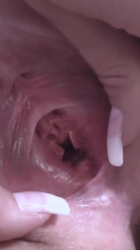 Puta de pelo oscuro caliente y cachonda se masturba