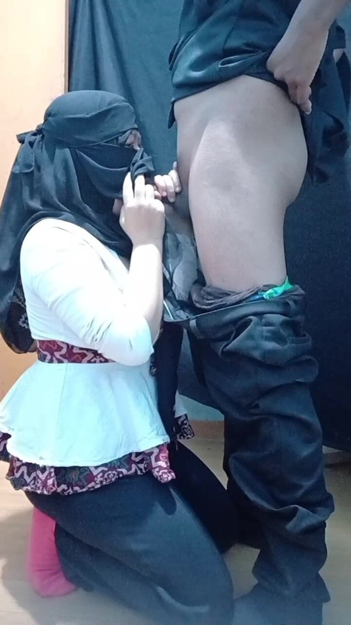 Vaginabig88: Samotna kobieta w hidżabie w internacie