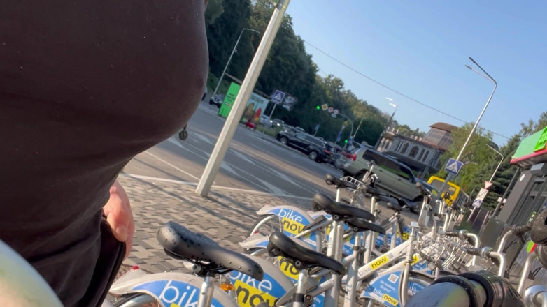 Elena917: Perjalanan sepeda - penghinaan kencing dan jilat memek