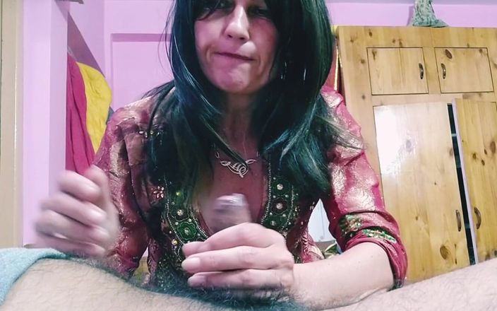 Bolly Karma: Amateur wild roken en zuigen grote zwarte lul milf