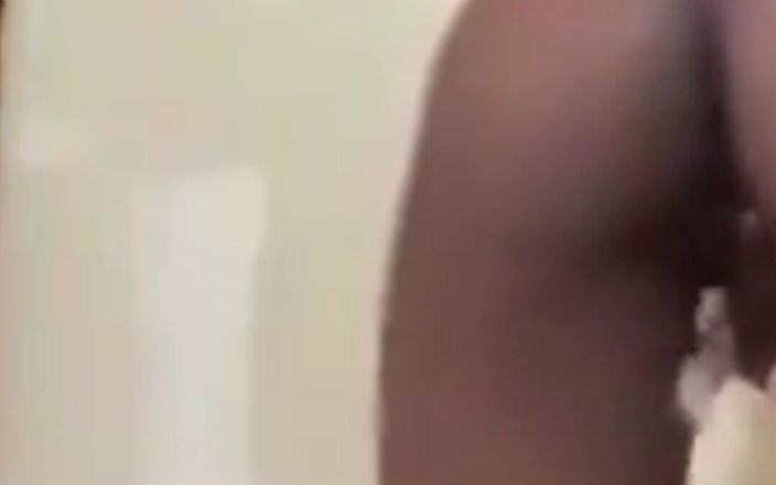 Dick sucker: Giovane ebano ugandese mostra la sua rosa
