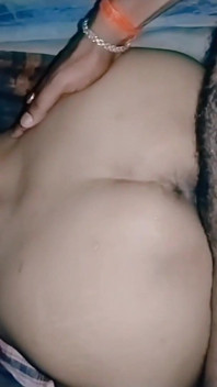 Desi Bhabhi lämnades ensam hemma av sin styvbror