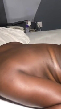 Un cul d’ébène profite d’une grosse bite non coupée
