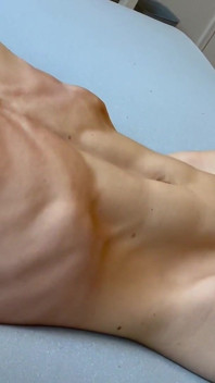 Abs-anbetung mit muskulöser, dünner MILF