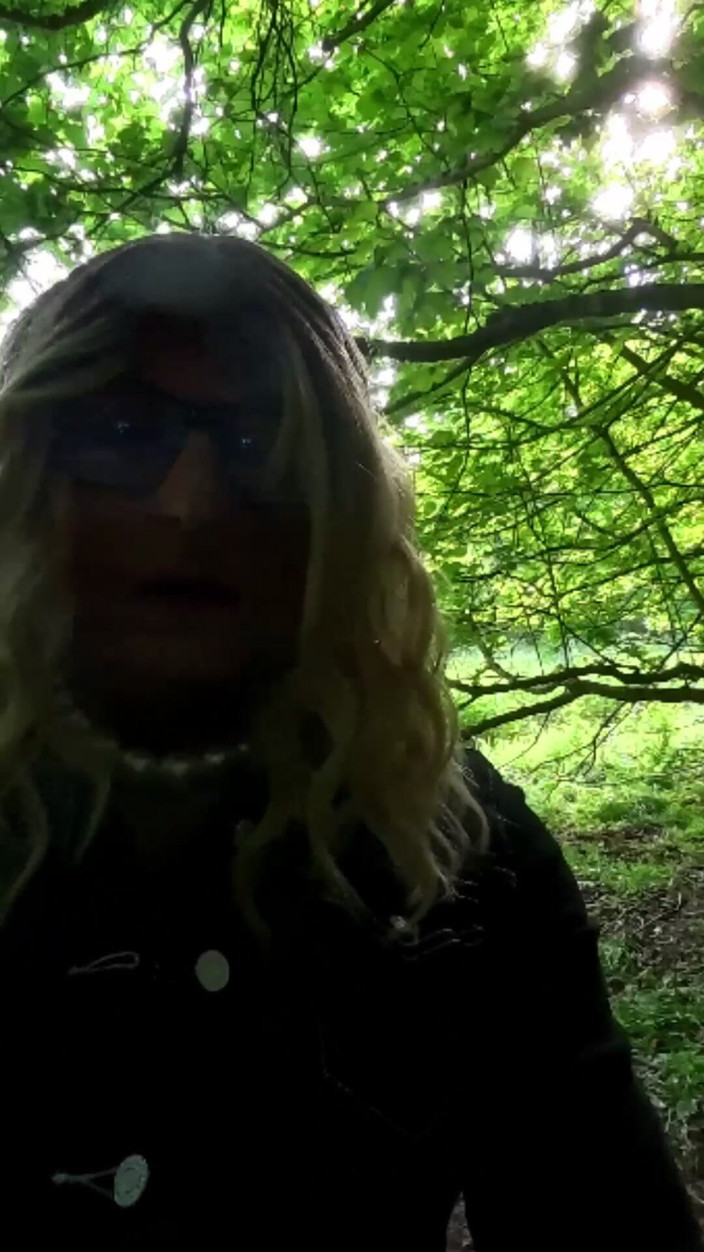 Kellycd2022: Amatérský crossdresser Kellycd2022 Sexy MILF Out v lese v bílých...